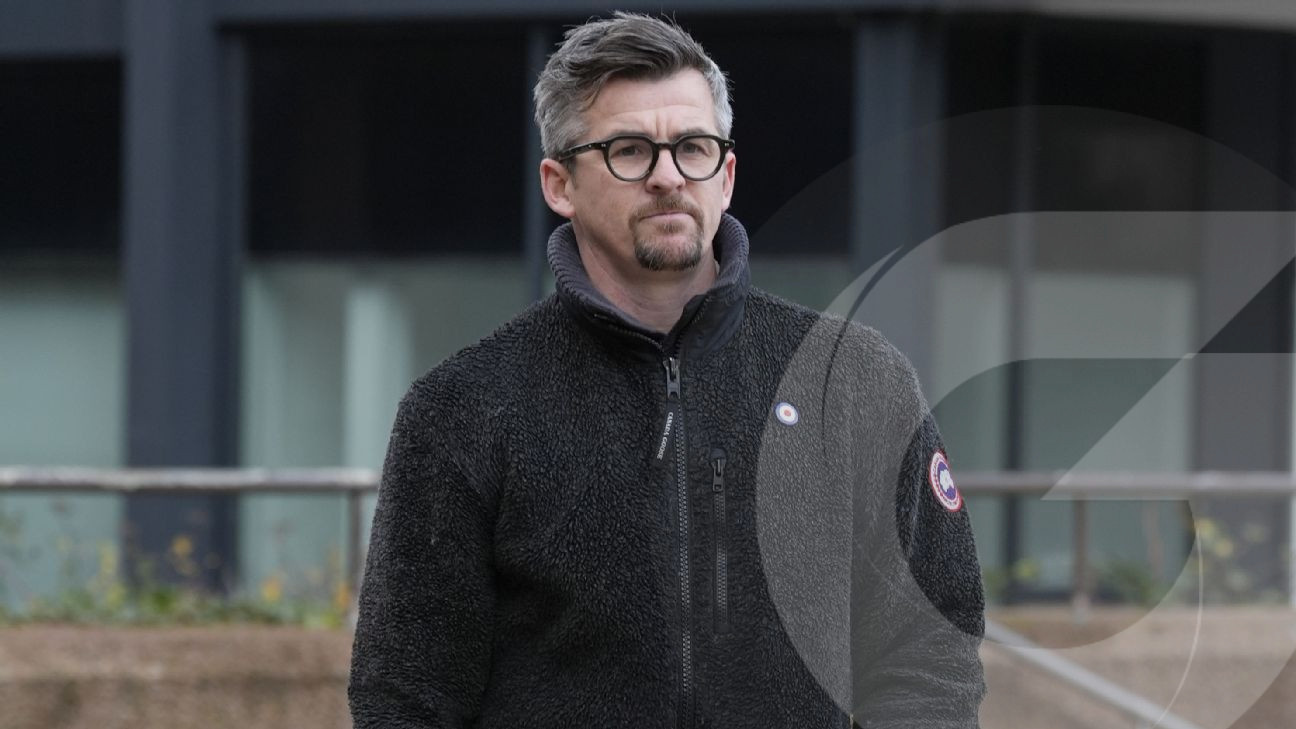 El futbolista Joey Barton enfrenta cargos por presunta agresión con un palo de golf.